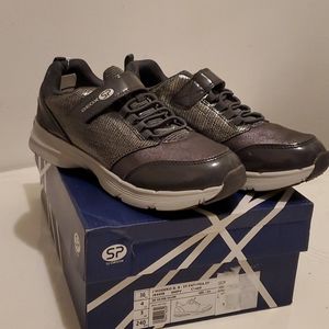 Geox SP girls shoes size. 4